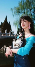 王悦伊公园湖边复古意境美照，V领上衣搭牛仔裤色彩复古照旧