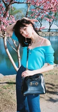 王悦伊公园湖边复古意境美照，V领上衣搭牛仔裤色彩复古照旧