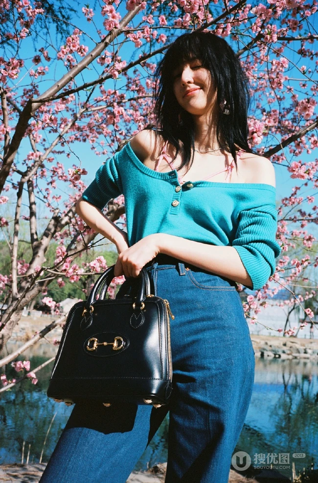 王悦伊公园湖边复古意境美照，V领上衣搭牛仔裤色彩复古照旧