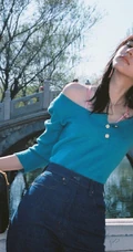王悦伊公园湖边复古意境美照，V领上衣搭牛仔裤色彩复古照旧