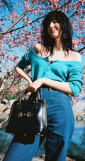 王悦伊公园湖边复古意境美照，V领上衣搭牛仔裤色彩复古照旧