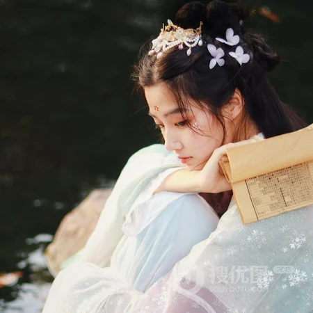 文雅书香气的古风女生