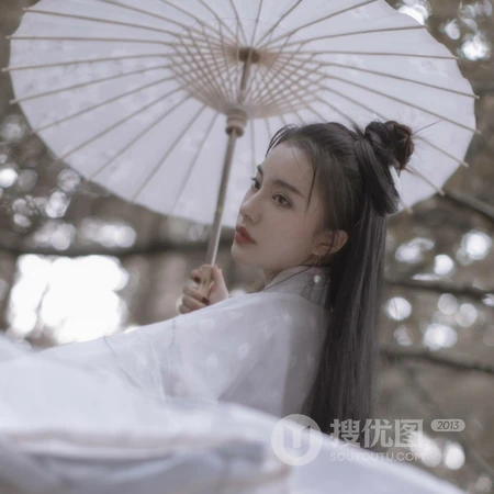 执油伞仙气十足的白衣古风女生