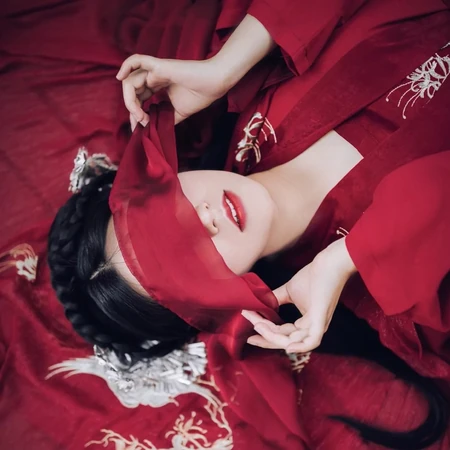 飘带遮眼穿新娘装的柔美古风女生头像