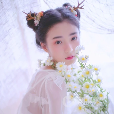 双丸子头的森系女生个性微信头像