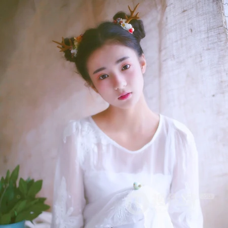 双丸子头的森系女生个性微信头像