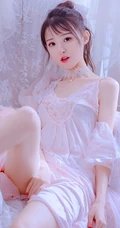 睡裙女生，浅粉苗条美肩女生真丝肩带粉裙慵懒沙发柔美写真图片