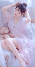 睡裙女生，浅粉苗条美肩女生真丝肩带粉裙慵懒沙发柔美写真图片