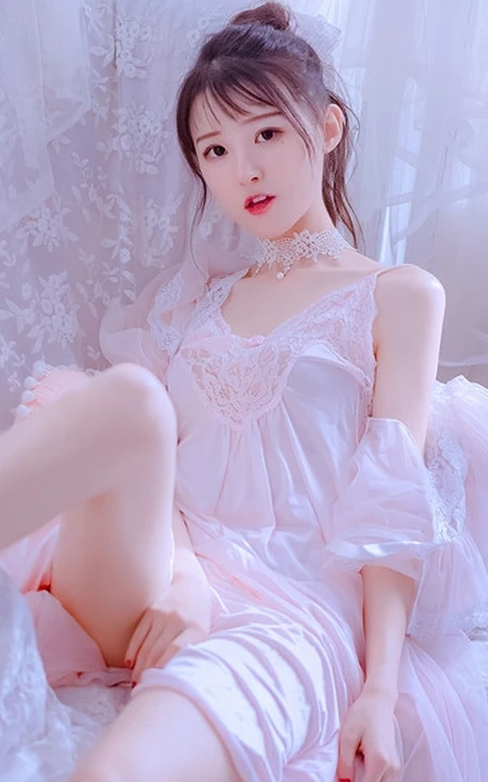 睡裙女生，浅粉苗条美肩女生真丝肩带粉裙慵懒沙发柔美写真图片