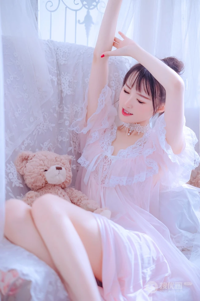 睡裙女生，浅粉苗条美肩女生真丝肩带粉裙慵懒沙发柔美写真图片