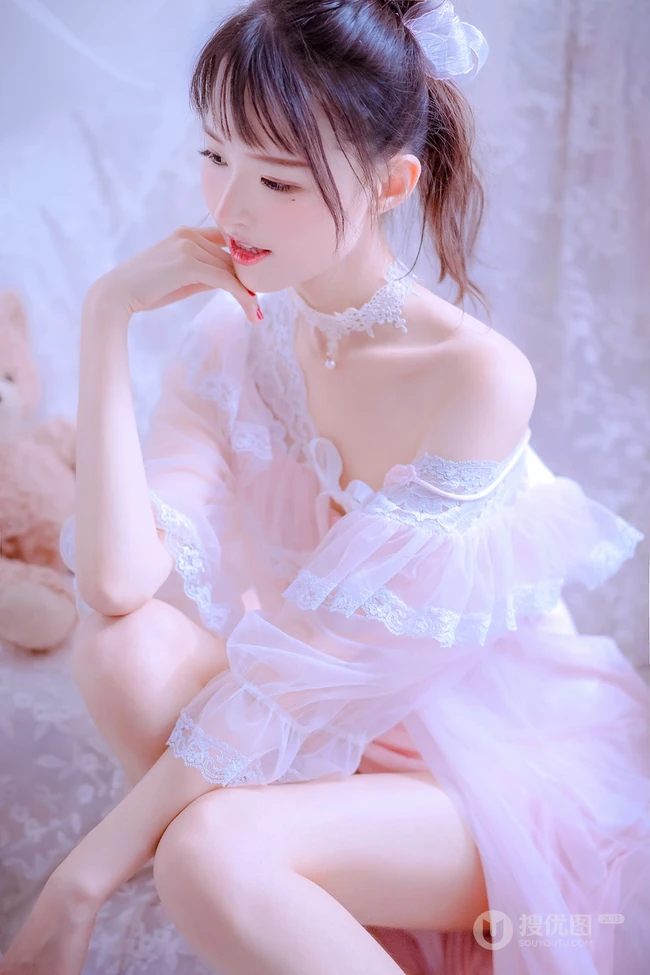 睡裙女生，浅粉苗条美肩女生真丝肩带粉裙慵懒沙发柔美写真图片