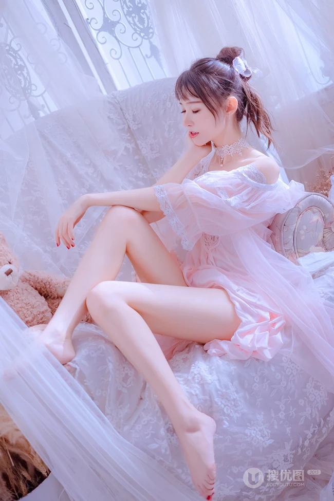 睡裙女生，浅粉苗条美肩女生真丝肩带粉裙慵懒沙发柔美写真图片