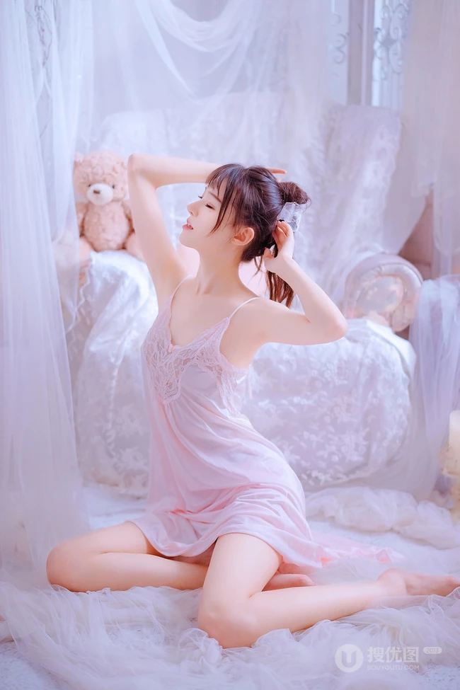 睡裙女生，浅粉苗条美肩女生真丝肩带粉裙慵懒沙发柔美写真图片