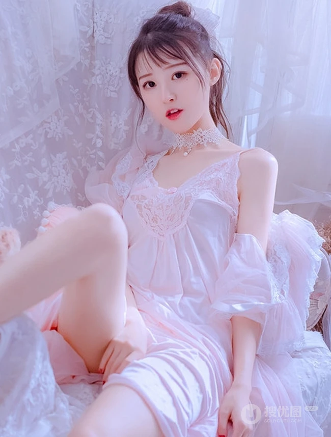 睡裙女生，浅粉苗条美肩女生真丝肩带粉裙慵懒沙发柔美写真图片