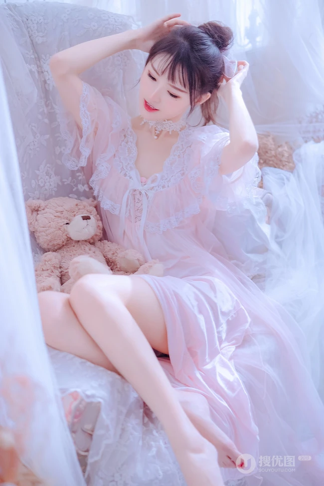 睡裙女生，浅粉苗条美肩女生真丝肩带粉裙慵懒沙发柔美写真图片