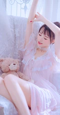 睡裙女生，浅粉苗条美肩女生真丝肩带粉裙慵懒沙发柔美写真图片