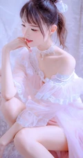 睡裙女生，浅粉苗条美肩女生真丝肩带粉裙慵懒沙发柔美写真图片