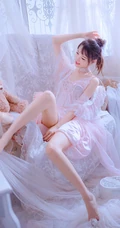 睡裙女生，浅粉苗条美肩女生真丝肩带粉裙慵懒沙发柔美写真图片