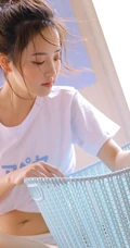 酒窝女生，高颜值线条感丸子头浅粉小妹温馨居家气质吸睛图片