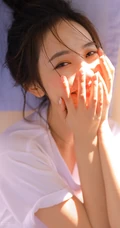 酒窝女生，高颜值线条感丸子头浅粉小妹温馨居家气质吸睛图片
