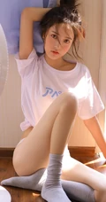 酒窝女生，高颜值线条感丸子头浅粉小妹温馨居家气质吸睛图片