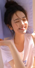 酒窝女生，高颜值线条感丸子头浅粉小妹温馨居家气质吸睛图片