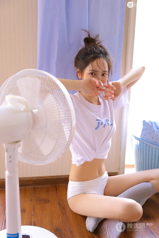 酒窝女生，高颜值线条感丸子头浅粉小妹温馨居家气质吸睛图片