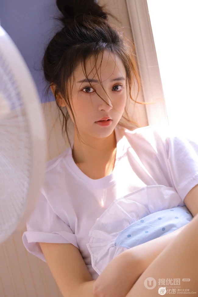 酒窝女生，高颜值线条感丸子头浅粉小妹温馨居家气质吸睛图片