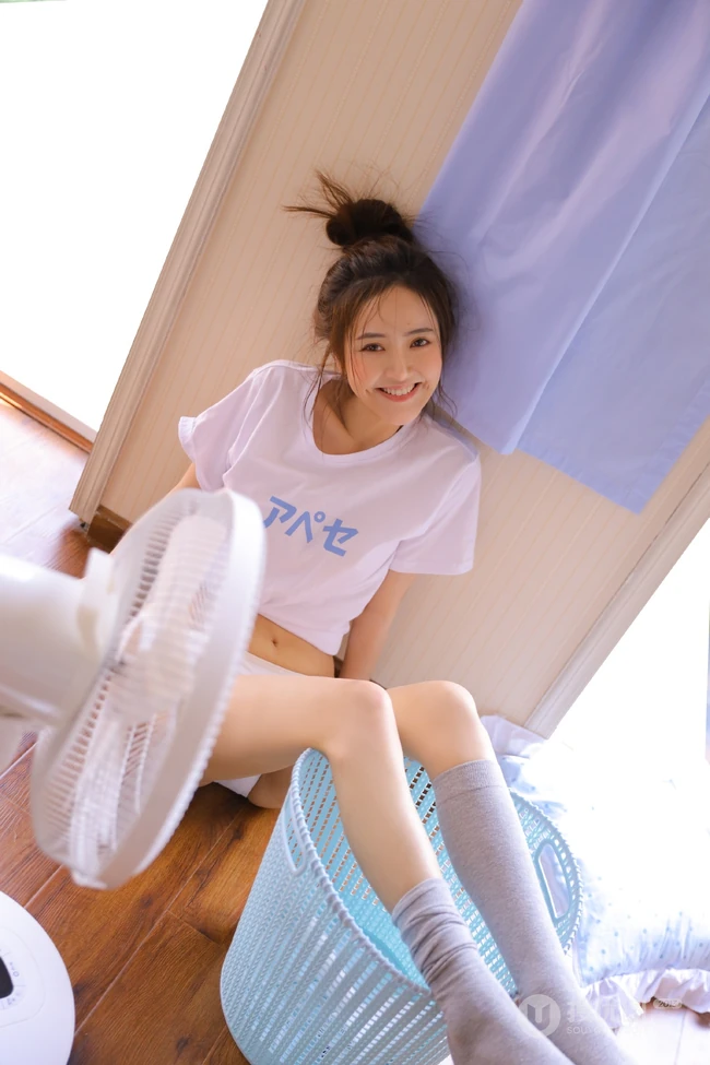 酒窝女生，高颜值线条感丸子头浅粉小妹温馨居家气质吸睛图片