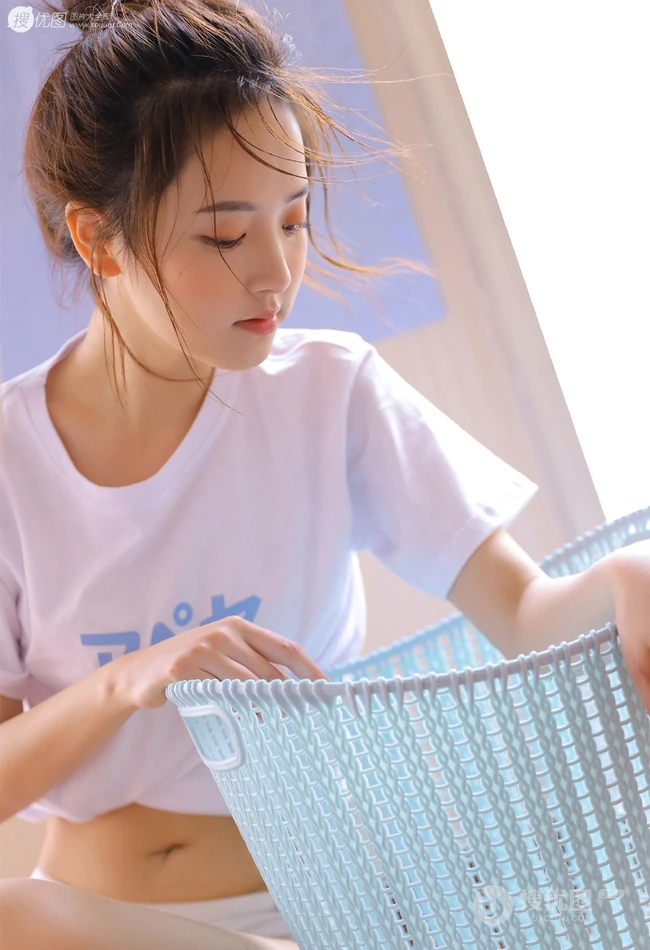 酒窝女生，高颜值线条感丸子头浅粉小妹温馨居家气质吸睛图片