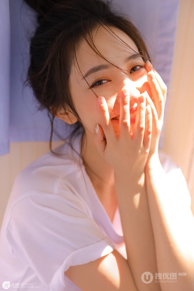 酒窝女生，高颜值线条感丸子头浅粉小妹温馨居家气质吸睛图片