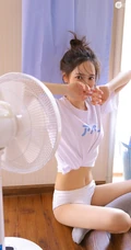 酒窝女生，高颜值线条感丸子头浅粉小妹温馨居家气质吸睛图片