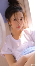 酒窝女生，高颜值线条感丸子头浅粉小妹温馨居家气质吸睛图片