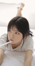 娇小清新白皙美丽女孩白色T恤原味家居服居家室内写真美图