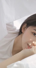 娇小清新白皙美丽女孩白色T恤原味家居服居家室内写真美图
