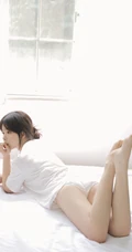 娇小清新白皙美丽女孩白色T恤原味家居服居家室内写真美图