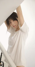 娇小清新白皙美丽女孩白色T恤原味家居服居家室内写真美图