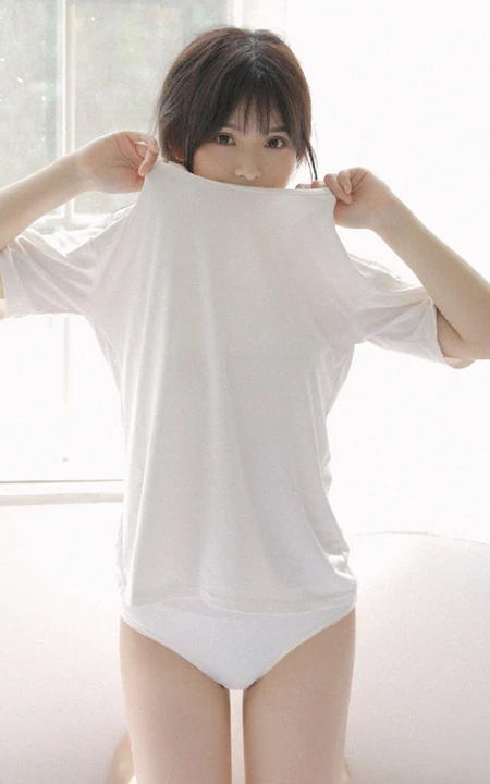 娇小清新白皙美丽女孩白色T恤原味家居服居家室内写真美图