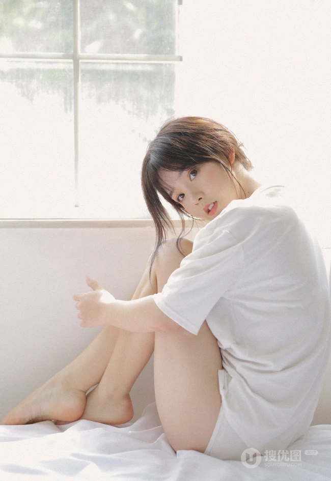 娇小清新白皙美丽女孩白色T恤原味家居服居家室内写真美图