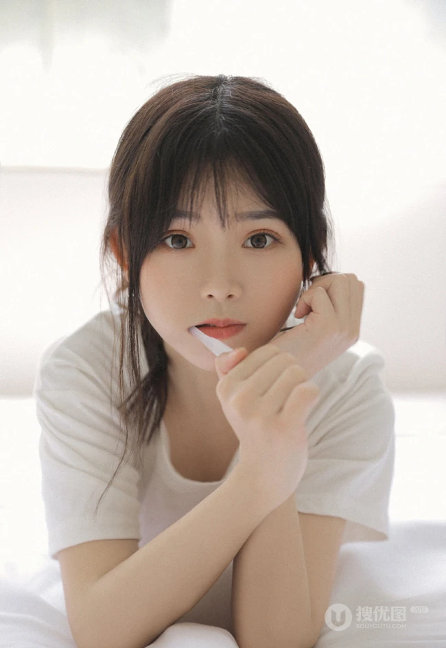 娇小清新白皙美丽女孩白色T恤原味家居服居家室内写真美图