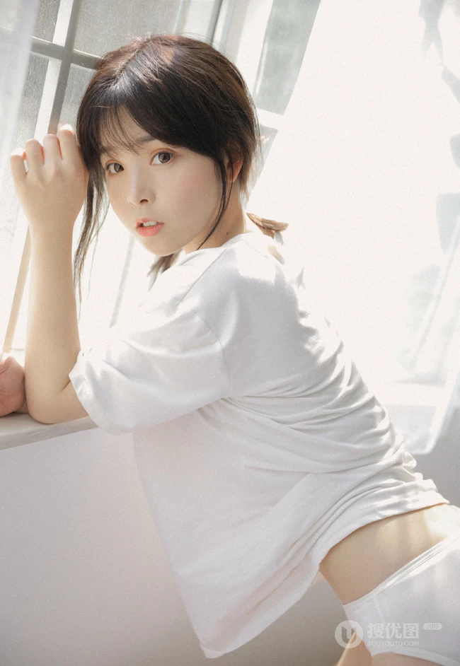 娇小清新白皙美丽女孩白色T恤原味家居服居家室内写真美图