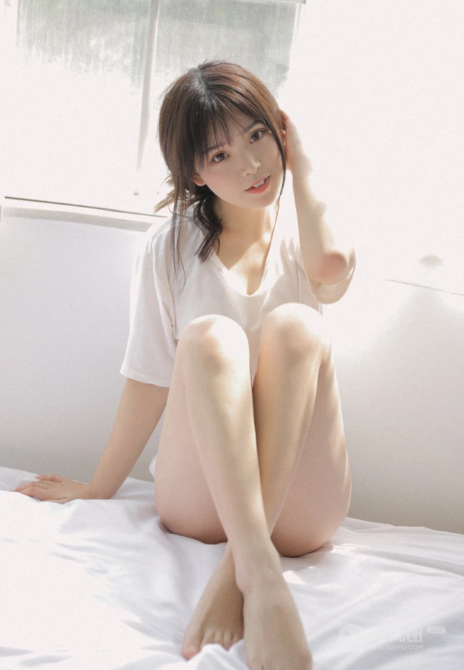 娇小清新白皙美丽女孩白色T恤原味家居服居家室内写真美图