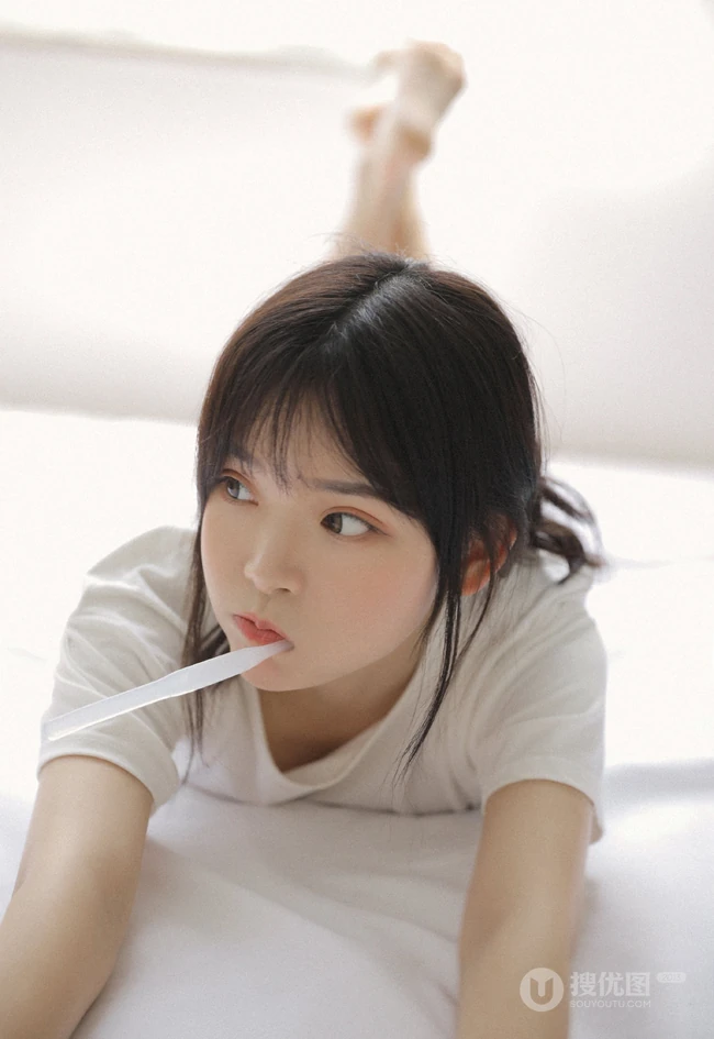 娇小清新白皙美丽女孩白色T恤原味家居服居家室内写真美图