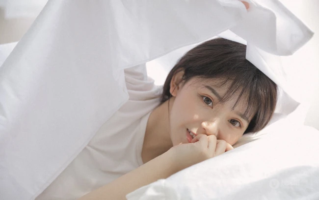 娇小清新白皙美丽女孩白色T恤原味家居服居家室内写真美图
