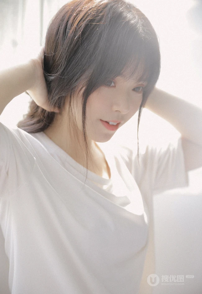 娇小清新白皙美丽女孩白色T恤原味家居服居家室内写真美图