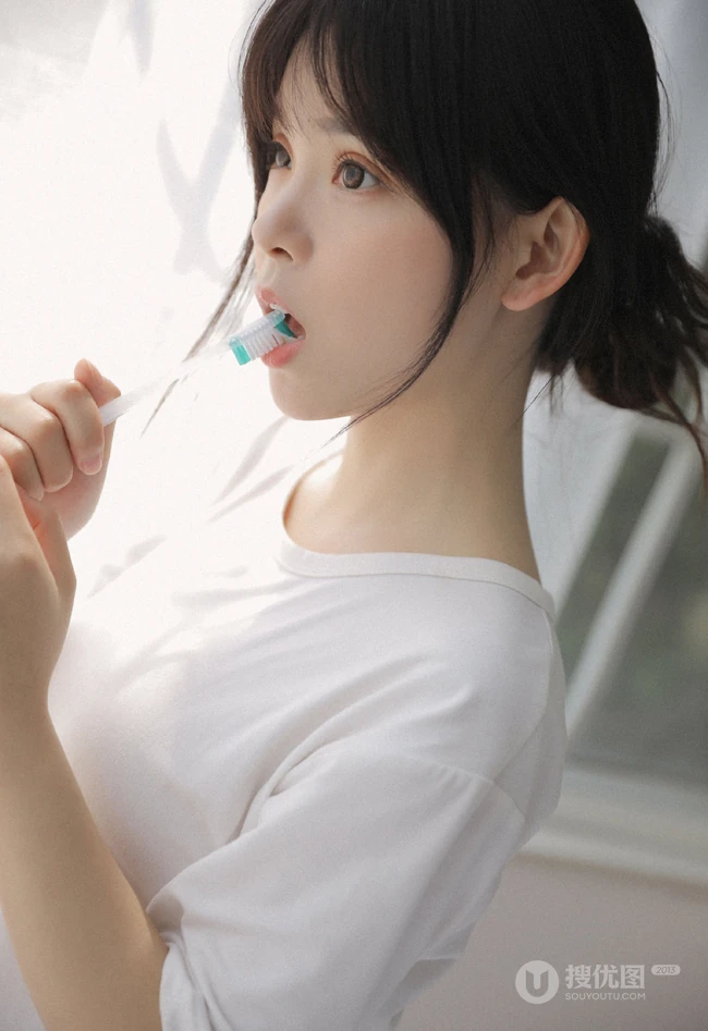 娇小清新白皙美丽女孩白色T恤原味家居服居家室内写真美图