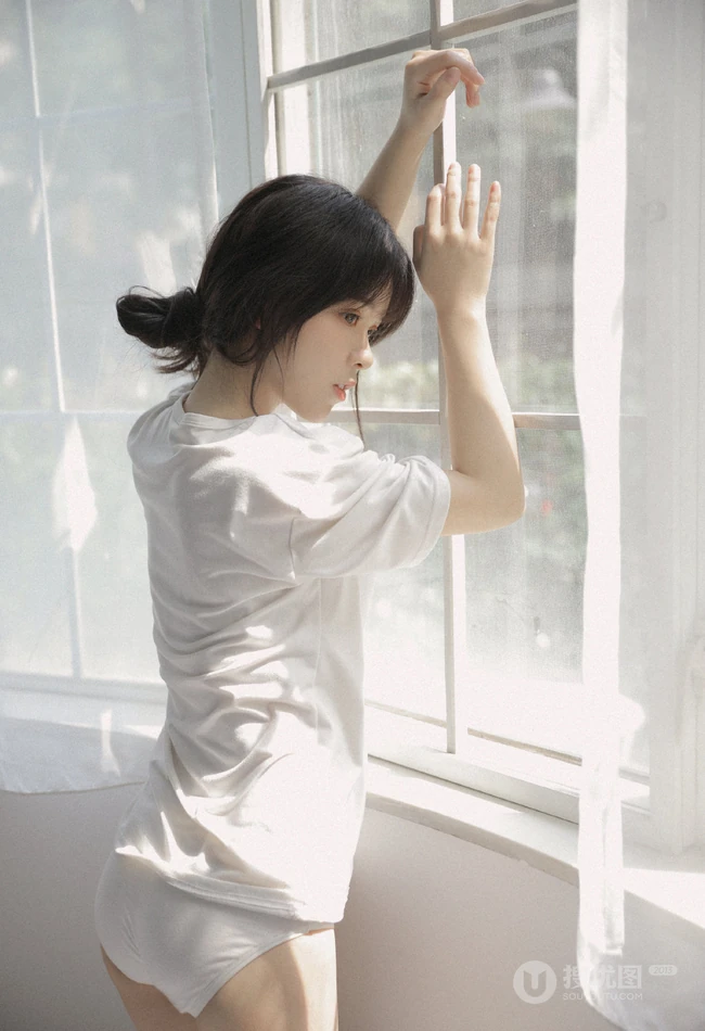 娇小清新白皙美丽女孩白色T恤原味家居服居家室内写真美图