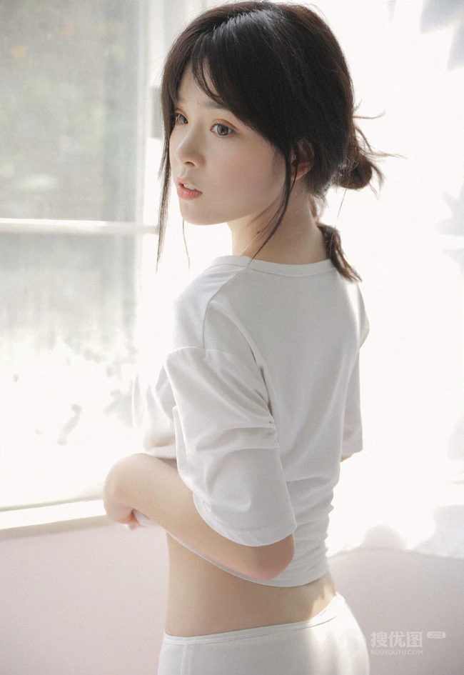 娇小清新白皙美丽女孩白色T恤原味家居服居家室内写真美图