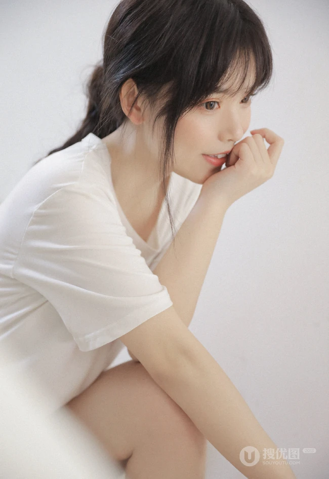娇小清新白皙美丽女孩白色T恤原味家居服居家室内写真美图