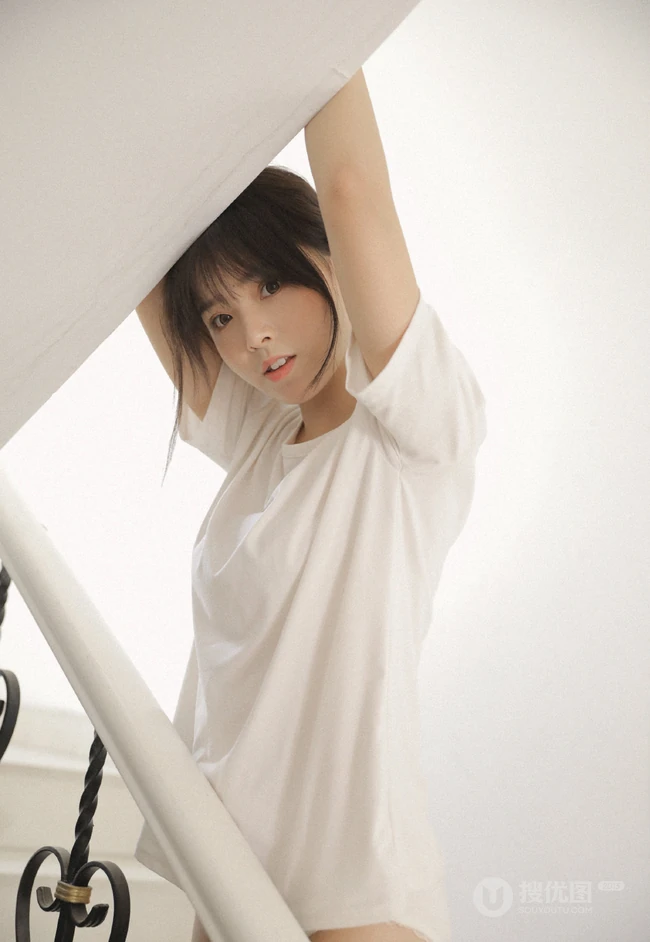 娇小清新白皙美丽女孩白色T恤原味家居服居家室内写真美图